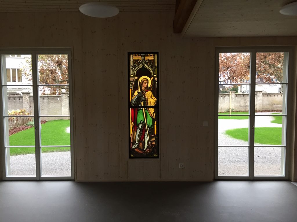 Speziell: Die hinterleuchteten Glasfenster in der neuen Bauhütte | © Katholische Kirche Zug