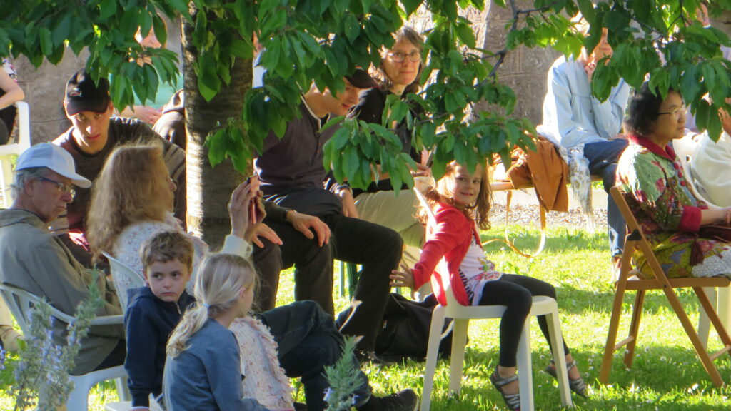 Konzertbesucher im Klostergarten der Gemeinschaft der Seligpreisungen