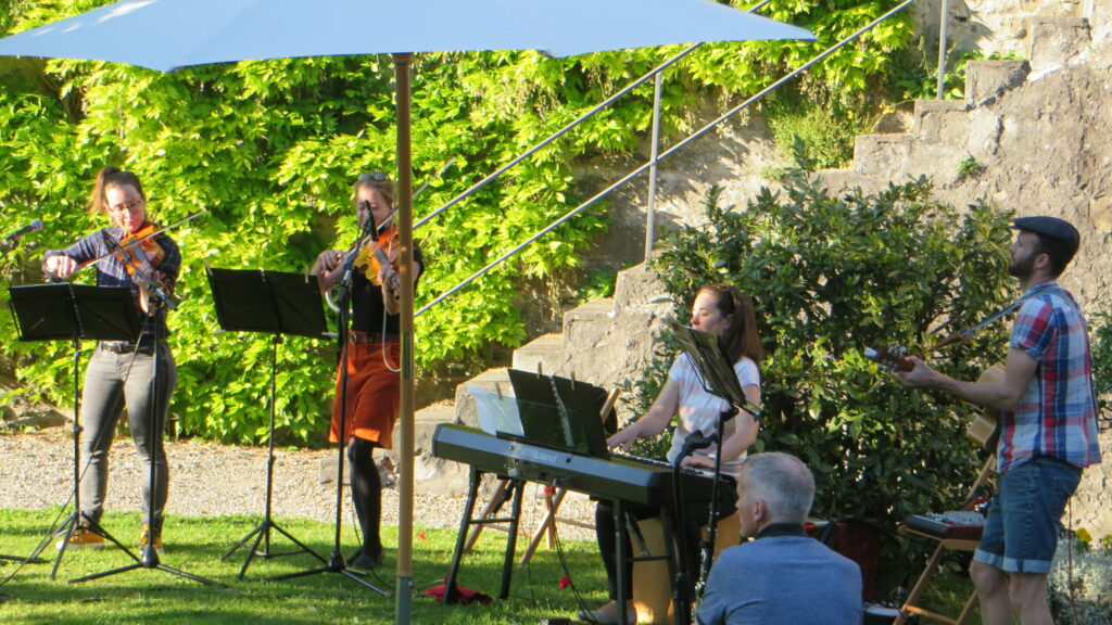 Die «Girovaganti» mit fetziger Musik im Klostergarten der Gemeinschaft der Seligpreisungen
