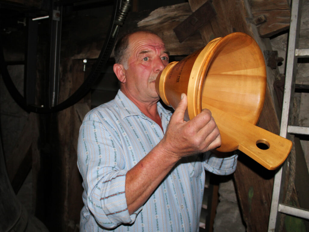 Sepp Heinzer beim Alpsegen über Walchwil | © Arnold Landtwing