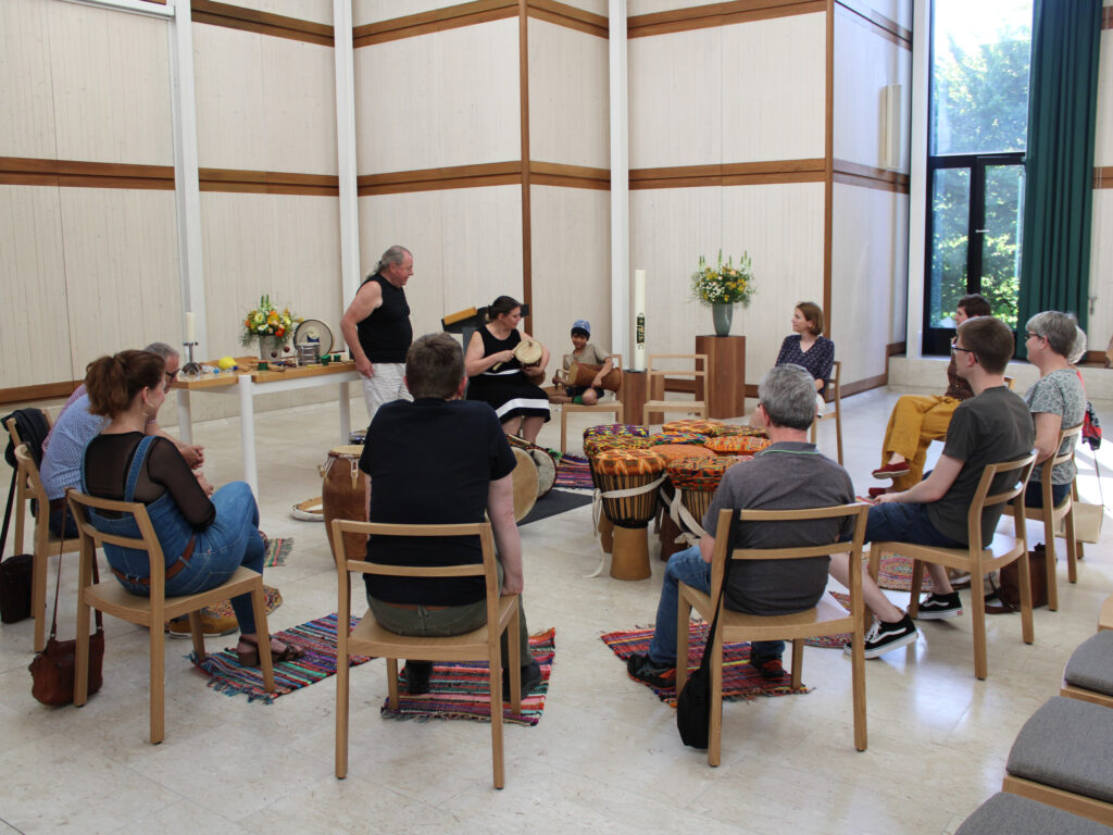 Der Trommelworkshop in Steinhausen erfüllte den Raum mit Rhythmen | © Arnold Landtwing 